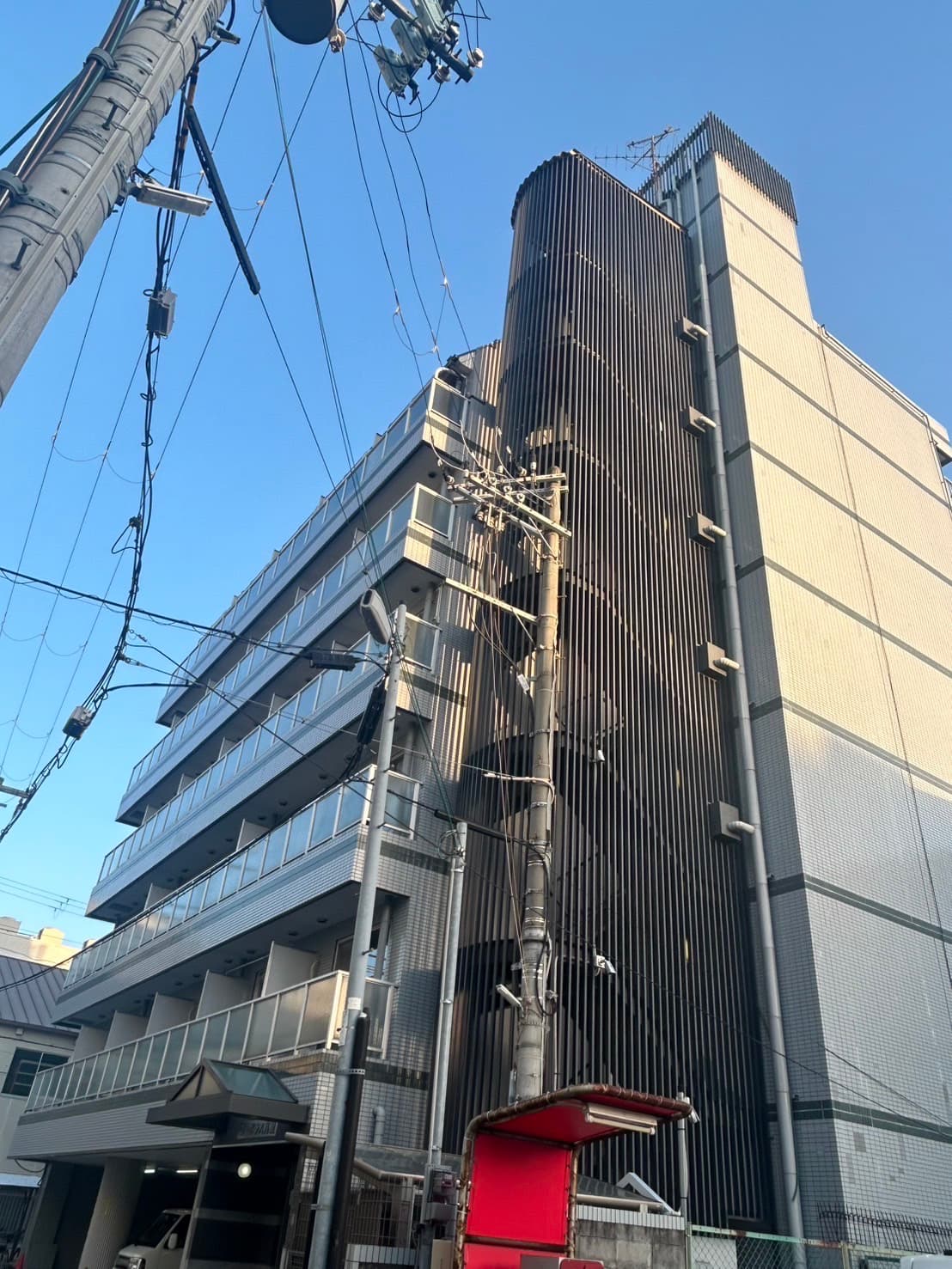 ホームの別アングルからの外観